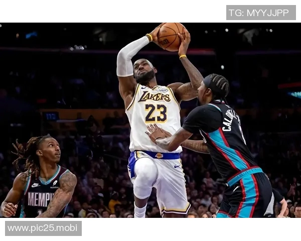 出场就是神!詹姆斯单核领军砍三双 揽下湖人前23分 出场就是神!詹姆斯单核领军砍三双 揽下湖人前23分